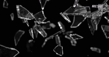 Cam parçaları patlıyor ve çok yavaş çekimde 1000 fp hızla dağılıyor. Havada asılı duran yüksek detay parçaları dramatik sinematik etki görselleri oluşturuyor..