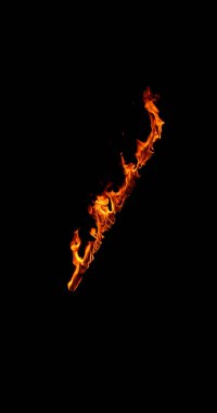 Siyah arka planda izole edilmiş yanan bir ahşap kirişin gerçekçi görüntüsü. Ayrıntılı ateş dokusu VFX için idealdir, bileşim, örtüşmeler, grafikler ve sinematik efektler