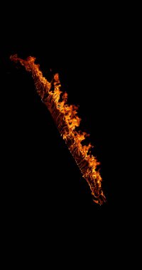Siyah arka planda izole edilmiş yanan bir ahşap kirişin gerçekçi görüntüsü. Ayrıntılı ateş dokusu VFX için idealdir, bileşim, örtüşmeler, grafikler ve sinematik efektler