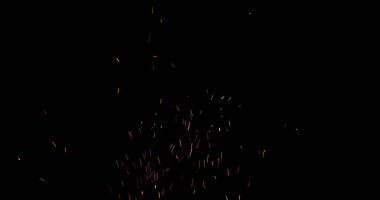 Gerçekçi ateş kıvılcımları havada uçuşuyor, siyah bir arka planda izole edilmiş. Sinematik VFX örtüsü, ateş parçacıkları etkisi ya da görsel element olarak mükemmel.