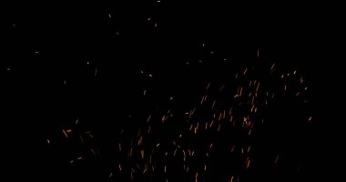 Gerçekçi ateş kıvılcımları havada uçuşuyor, siyah bir arka planda izole edilmiş. Sinematik VFX örtüsü, ateş parçacıkları etkisi ya da görsel element olarak mükemmel.