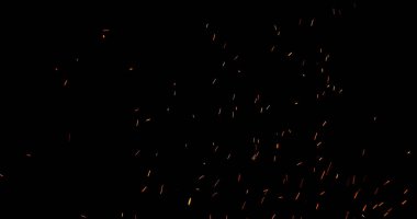 Gerçekçi ateş kıvılcımları havada uçuşuyor, siyah bir arka planda izole edilmiş. Sinematik VFX örtüsü, ateş parçacıkları etkisi ya da görsel element olarak mükemmel.