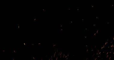 Gerçekçi ateş kıvılcımları havada uçuşuyor, siyah bir arka planda izole edilmiş. Sinematik VFX örtüsü, ateş parçacıkları etkisi ya da görsel element olarak mükemmel.
