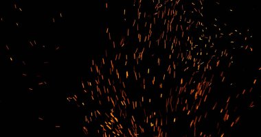 Gerçekçi ateş kıvılcımları havada uçuşuyor, siyah bir arka planda izole edilmiş. Sinematik VFX örtüsü, ateş parçacıkları etkisi ya da görsel element olarak mükemmel.