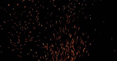 Gerçekçi ateş kıvılcımları havada uçuşuyor, siyah bir arka planda izole edilmiş. Sinematik VFX örtüsü, ateş parçacıkları etkisi ya da görsel element olarak mükemmel.