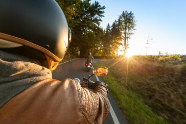 Güneşli sabah motosiklet binme motorcu