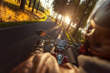 Güneşli sabah motosiklet binme motorcu