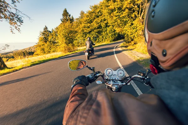 Motociclist de echitatie motociclete în dimineața însorită — Fotografie, imagine de stoc