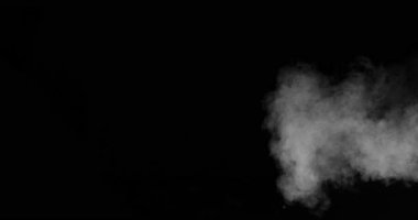 Buzlu koşullarda nefes alıp verişin çok yavaş duman etkisi, 500 fp 'lik yüksek hızlı bir kamerayla çekildi. Siyah arkaplanda izole edilmiş, gerçekçi VFX örtüsü olarak ideal.