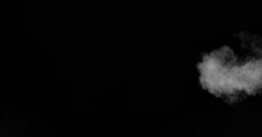 Buzlu koşullarda nefes alıp verişin çok yavaş duman etkisi, 500 fp 'lik yüksek hızlı bir kamerayla çekildi. Siyah arkaplanda izole edilmiş, gerçekçi VFX örtüsü olarak ideal.