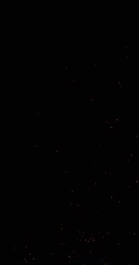 Gerçekçi ateş kıvılcımları havada uçuşuyor, siyah bir arka planda izole edilmiş. Sinematik VFX örtüsü, ateş parçacıkları etkisi ya da görsel element olarak mükemmel. Dikey görünüm oranı.
