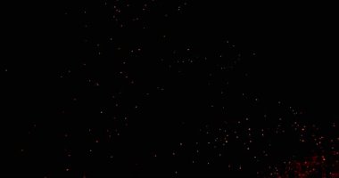 Gerçekçi ateş kıvılcımları havada ağır çekimde uçuşuyor, siyah bir arka planda izole edilmiş. Sinematik VFX örtüsü, ateş parçacıkları etkisi ya da görsel element olarak mükemmel. Ağır çekimde çekildi..