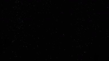 Saf Kara Arkaplan 'da Yüksek Hızda Kamerayla Düşen Kar' ın Yavaş Çekimi. Kış Atmosferleri, Geçişler ve Görsel Efektler için VFX ya da Birleşik Kaplama Olarak Mükemmel.