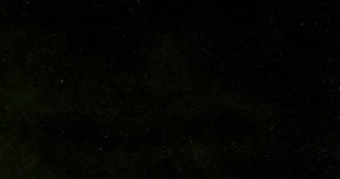 Süper yavaş çekim kum fırtınası ve toz fırtınası etkisi havadan yayılan kum ve ince parçacıklar, 500 fps hızla yüksek hızlı bir kamerayla çekildi. Siyah arkaplanda izole edilmiş, gerçekçi VFX örtüsü olarak ideal.