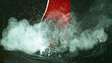 Işıldayan kızgın demirin soğuk suda söndürüldüğü yakın plan. Buhar yükselir, su kabarcıkları ve cızırtılar. Yüksek hızlı kamerayla süper yavaş çekimde çekildi. Metal dövmesi ve soğutma kavramı.