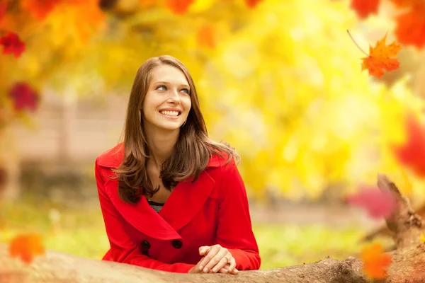 Beautiful young brunette woman portrait in autumn — Stock Photo, Image