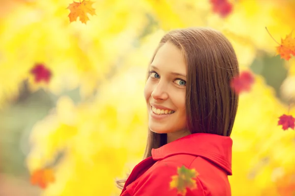 Schöne junge brünette Frau Porträt im Herbst — Stockfoto