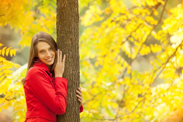 Young woman in autumn forest — Stock Photo, Image