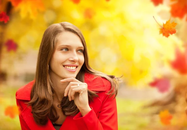 Красивый портрет юной брюнетки осенью — стоковое фото