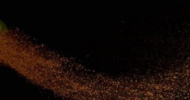 Süper Yavaş Hareket Tenis Topu, Clay Toz Patlaması ile Kara Arkaplanda İzole Edildi. Stüdyoda Çok Yavaş Hareket Dinamik Spor Görseli.