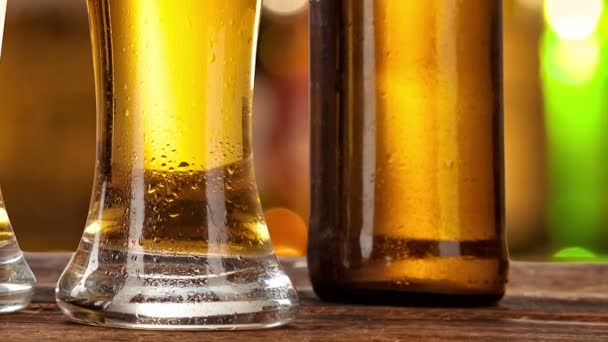 Vasos de cerveza ligera con barra sobre fondo — Vídeos de Stock