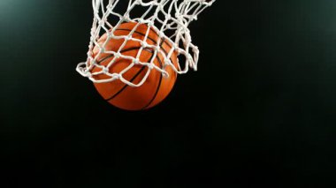 Basketbol topunun sepete vuruşunun süper yavaş çekimi. Yüksek hızlı sinema kamerasıyla çekildi, 1000fps. Hız rampası.