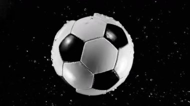 Süper Yavaş Düşen Futbol Topu Suya, Su Sıçratma, Top Manzarası. Yüksek Hız Sineması Kamerası 'nda çekildi, 1000fps. Hız Rampası Efekti.