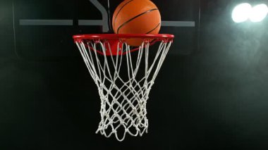 Basketbol topunun sepete vuruşunun süper yavaş çekimi. Yüksek hızlı sinema kamerasıyla çekildi, 1000fps. Kamera hareket halinde.