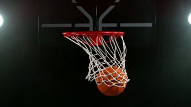 Basketbol topunun sepete vuruşunun süper yavaş çekimi. Yüksek hızlı sinema kamerasıyla çekildi, 1000fps. Kamera hareket halinde. Hız rampası etkisi.