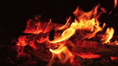 Kara Arkaplan 'da Yavaş Kamp Ateşi Hareketi izole edildi. Kara Arkaplan 'da Tahta Kütükleri Yakmak. Üst Düzey için VFX Efekti İdeal.