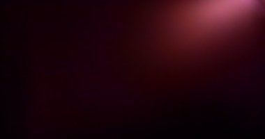 Yavaş çekim sinematik mercek alevi ve ışık sızıntısı efekti siyah arka planda izole edilmiş. VFX için mükemmel eşleştirme, geçiş, başlık açıklamaları, film yakma biçimi ve parlak gölgeler.