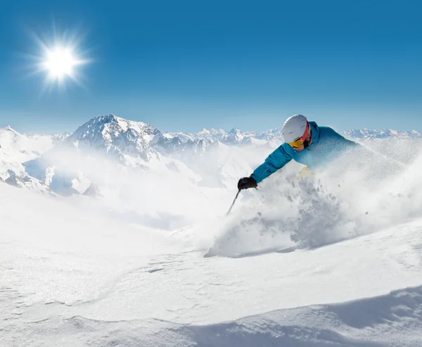 Adam kayakçı yokuş aşağı çalışan — Stok fotoğraf