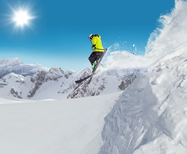 Springen skiër op-stap-springen — Stockfoto