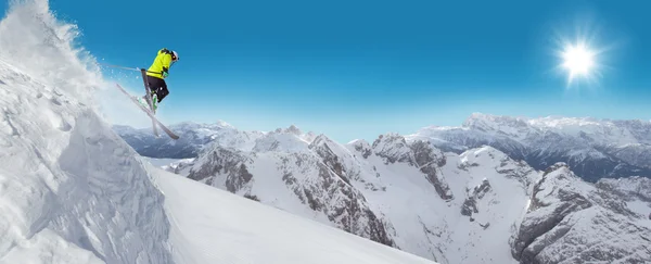 Springen skiër op-stap-springen — Stockfoto