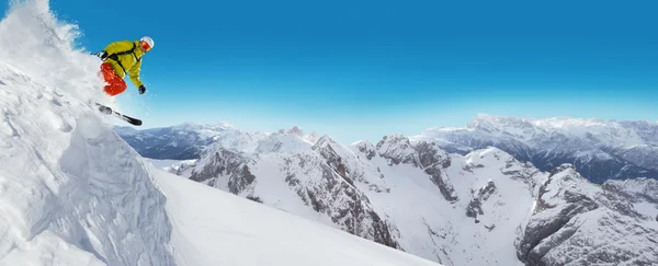 Springen skiër op-stap-springen — Stockfoto