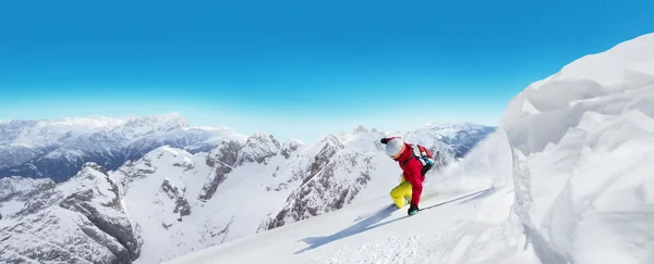 Man skidåkare kör downhill — Stockfoto
