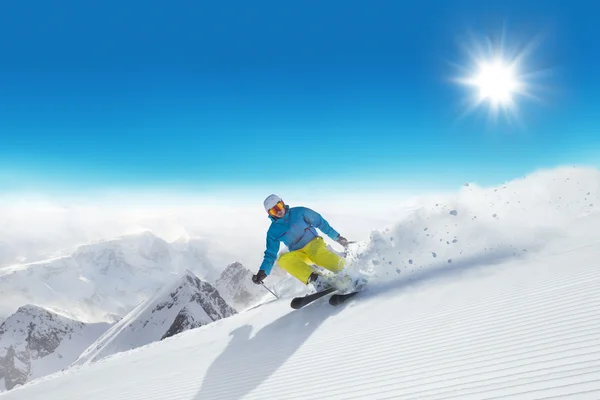 Homem esquiador correndo downhill — Fotografia de Stock