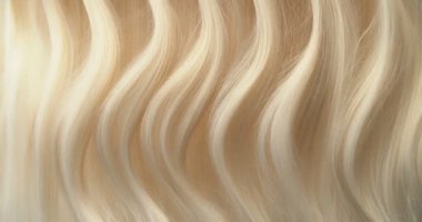 Sarışın saçların pürüzsüz, zarif dalgalar halinde akarak doğal kıvrımlar ve hareketler oluşturduğu ultra yavaş çekim. 1000 fps 'de yakalanan, ince dokuyu, parlaklığı ve akışkan sinematik hareketi gözler önüne seren.