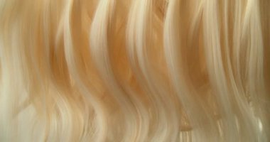 Sarışın saçların pürüzsüz, zarif dalgalar halinde akarak doğal kıvrımlar ve hareketler oluşturduğu ultra yavaş çekim. 1000 fps 'de yakalanan, ince dokuyu, parlaklığı ve akışkan sinematik hareketi gözler önüne seren.