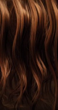 Pürüzsüz, zarif dalgalar halinde akarak doğal kıvrımlar ve hareketler oluşturan koyu kahverengi saçların ultra yavaş çekimi. 1000 fps 'de yakalanan, ince dokuyu, parlaklığı ve akışkan sinematik hareketi gözler önüne seren.