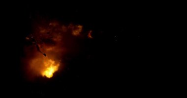 Ön cephedeki yüksek hızlı patlama siyah arka planda izole edilmiş, 2000 fps 'de yakalanmış. Kıvılcımlar ve enkazlarla dolu gerçekçi bir alev topu, VFX bileşimi, üstüste bindirmeler, sinematik aksiyon efektleri veya namlu patlaması simülasyonu için ideal.