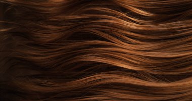 Dalgalı kahverengi saçların soyut dokusu zarif doğal dalgalar ve kıvrımlar oluşturuyor. Organik hareket, yumuşak ışık ve zengin tonlar sinematik güzellik arkaplanı ya da lüks görsel element oluşturur.