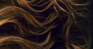 Dalgalı kahverengi saçların soyut dokusu zarif doğal dalgalar ve kıvrımlar oluşturuyor. Organik hareket, yumuşak ışık ve zengin tonlar sinematik güzellik arkaplanı ya da lüks görsel element oluşturur.