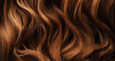 Dalgalı kahverengi saçların soyut dokusu zarif doğal dalgalar ve kıvrımlar oluşturuyor. Organik hareket, yumuşak ışık ve zengin tonlar sinematik güzellik arkaplanı ya da lüks görsel element oluşturur.