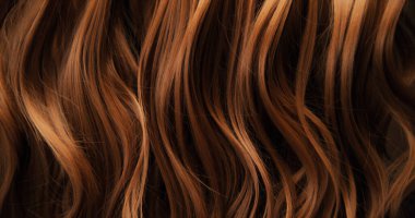 Dalgalı kahverengi saçların soyut dokusu zarif doğal dalgalar ve kıvrımlar oluşturuyor. Organik hareket, yumuşak ışık ve zengin tonlar sinematik güzellik arkaplanı ya da lüks görsel element oluşturur.