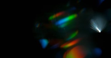 Parlak ışık patlaması ve siyah arka planda izole edilmiş yıldız ışınları ile soyut sinematik mercekler parlar. Optik ışık efekti VFX örtüleri, geçişler, başlıklar ve dramatik görsel aksanlar için idealdir.