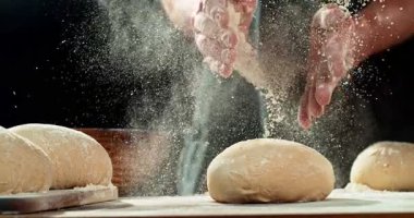 Şef Un Kaplamalı Eller Süper Yavaş Hareket 'te 1000 fp' de. Maya Hamuru Hazırlama sırasında un patlaması, Koyu Arkaplanda Pişirme Kavramı