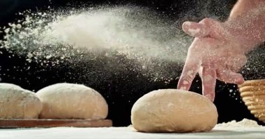 Süper yavaş çekim, fırıncıların el attığı 1000 fp yakın çekim ahşap masaya yükselmiş hamur. Sinematik pişirme konsepti, zanaatkar ekmek hazırlama ve doku detayı. Hız rampası etkisi.