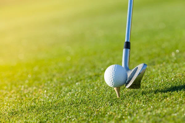 Clube de golfe e bola na grama — Fotografia de Stock