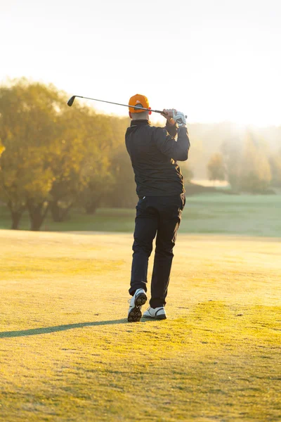 Чоловік грає в гольф на зеленій трасі — стокове фото